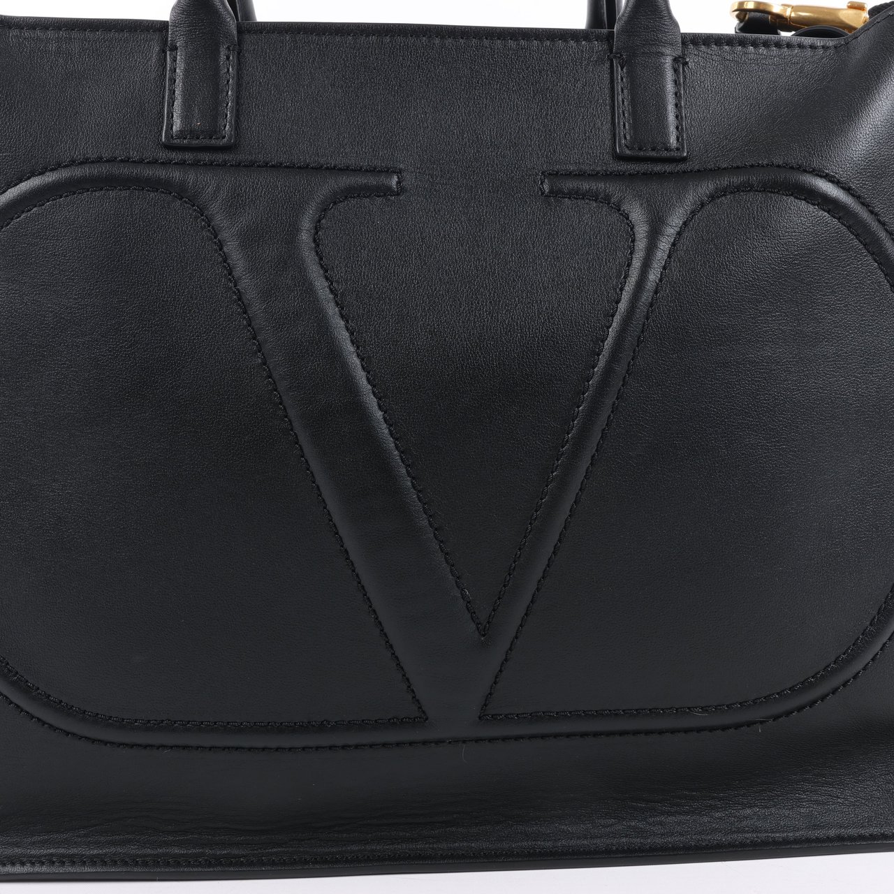 Valentino Garavani Valentino Garavani V Logo Leather 2Way Handbag in Black Zwart