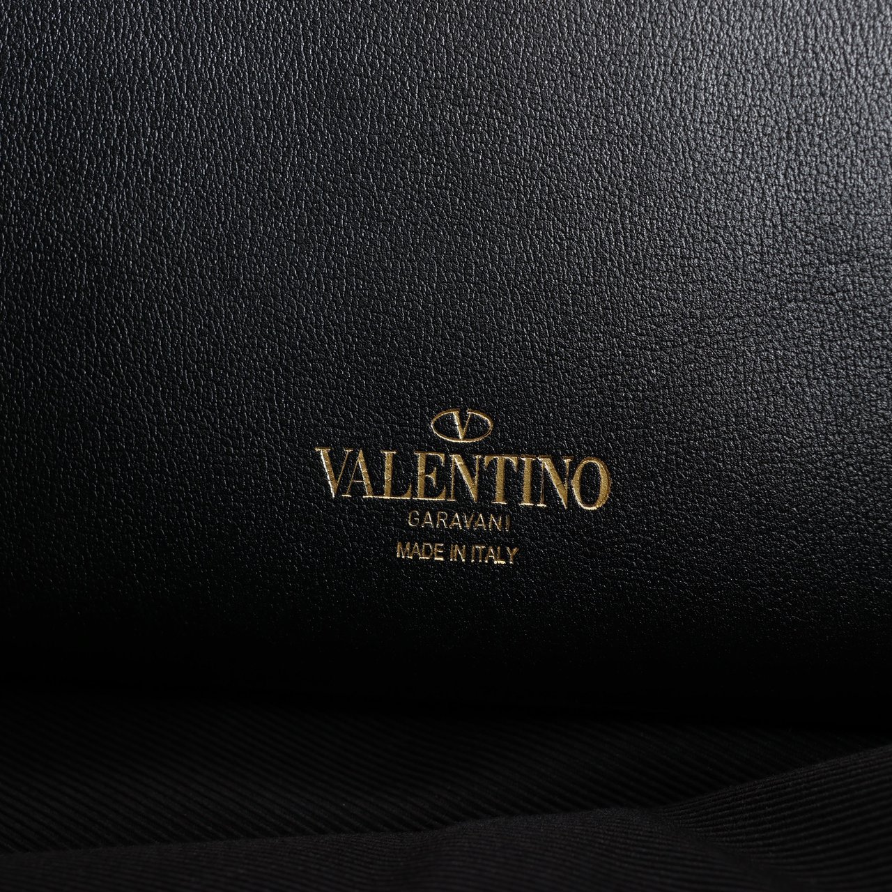 Valentino Garavani Valentino Garavani V Logo Leather 2Way Handbag in Black Zwart