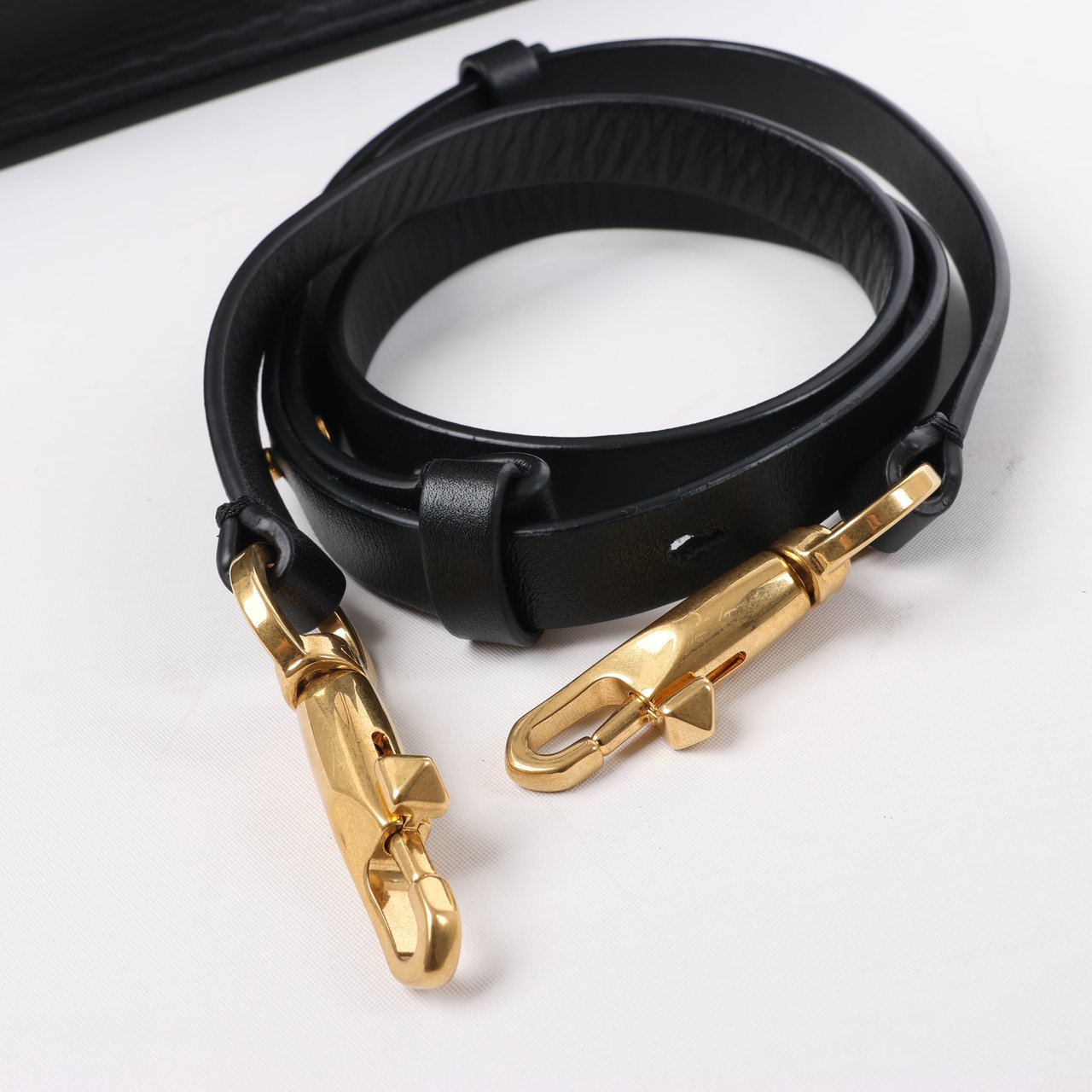 Valentino Garavani Valentino Garavani V Logo Leather 2Way Handbag in Black Zwart