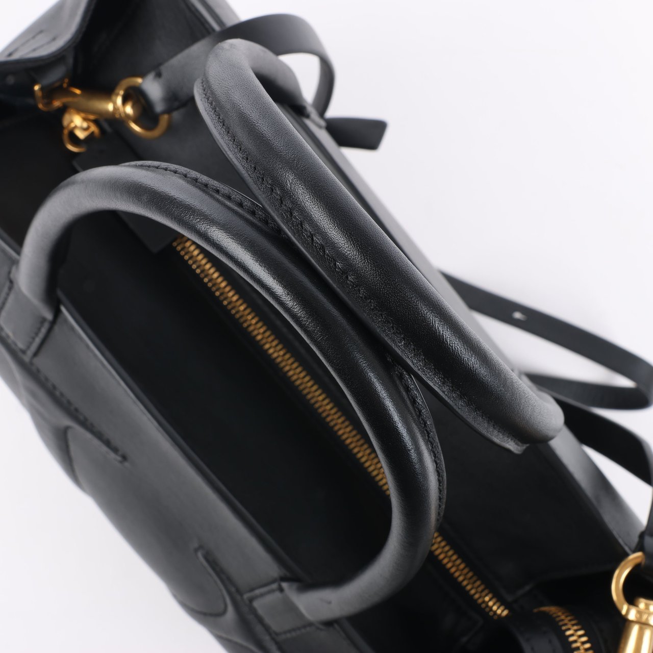 Valentino Garavani Valentino Garavani V Logo Leather 2Way Handbag in Black Zwart