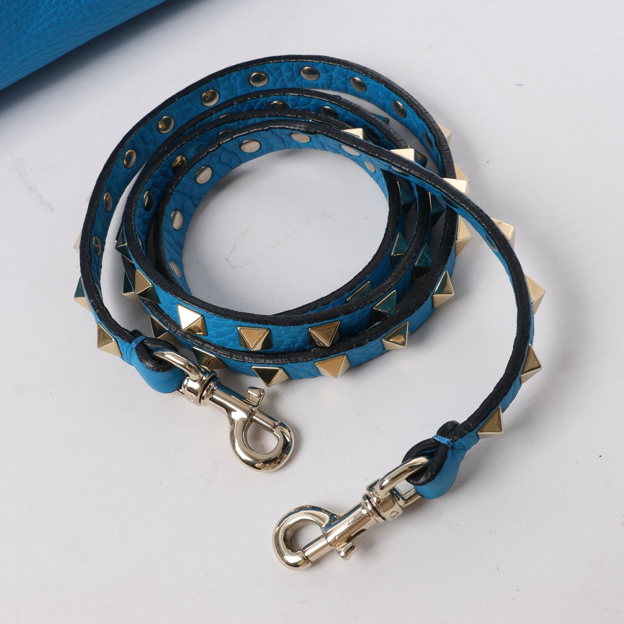 Valentino Garavani Valentino Garavani Rockstud Leather 2Way Handbag in Blue Blauw