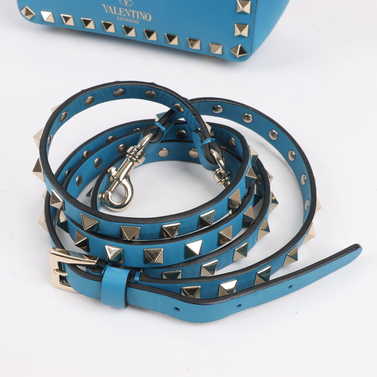 Valentino Garavani Valentino Garavani Rockstud Mini Leather 2Way Handbag in Blue Blauw