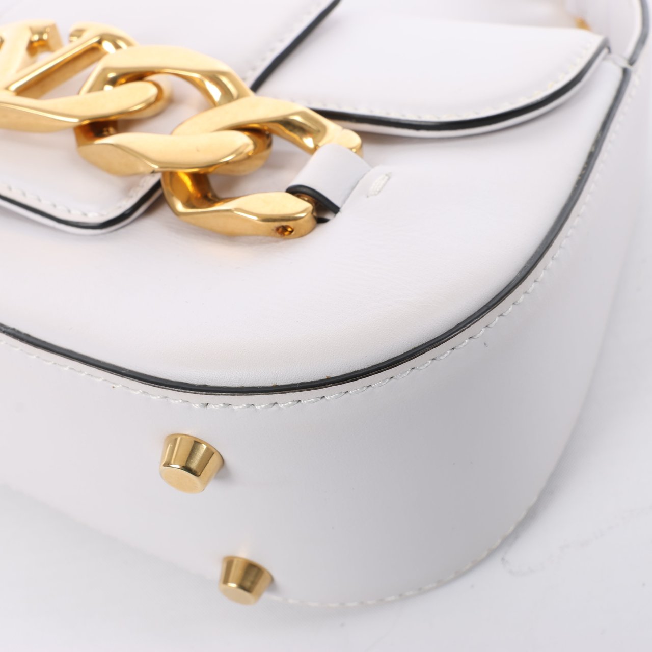 Valentino Garavani Valentino Garavani V logo Leather Shoulder bag in White Wit