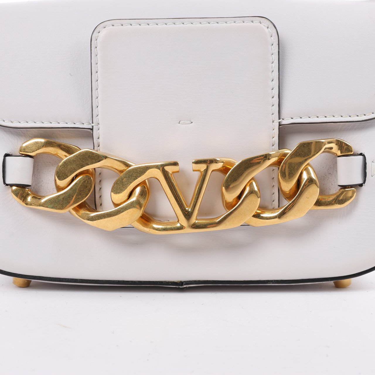 Valentino Garavani Valentino Garavani V logo Leather Shoulder bag in White Wit