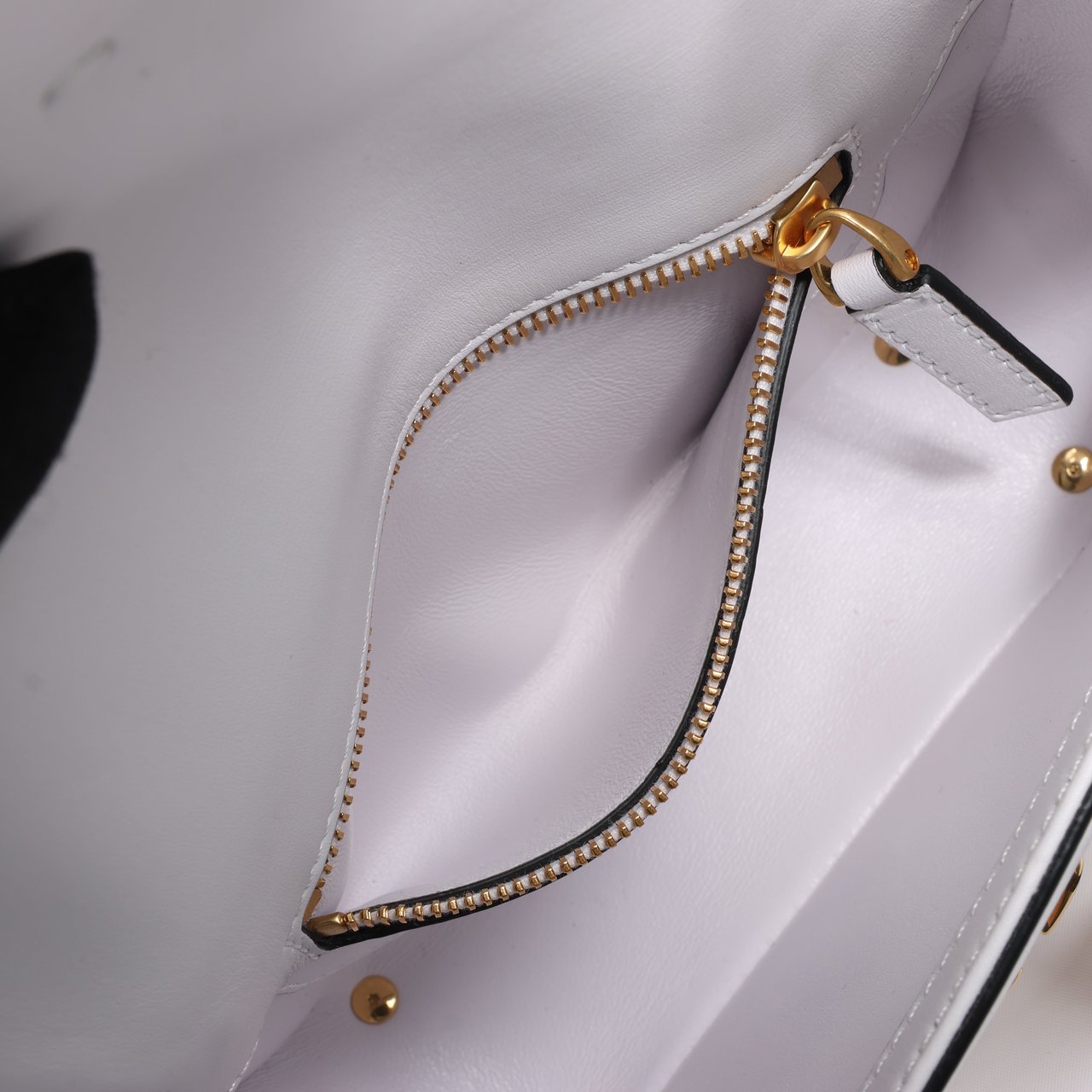 Valentino Garavani Valentino Garavani V logo Leather Shoulder bag in White Wit