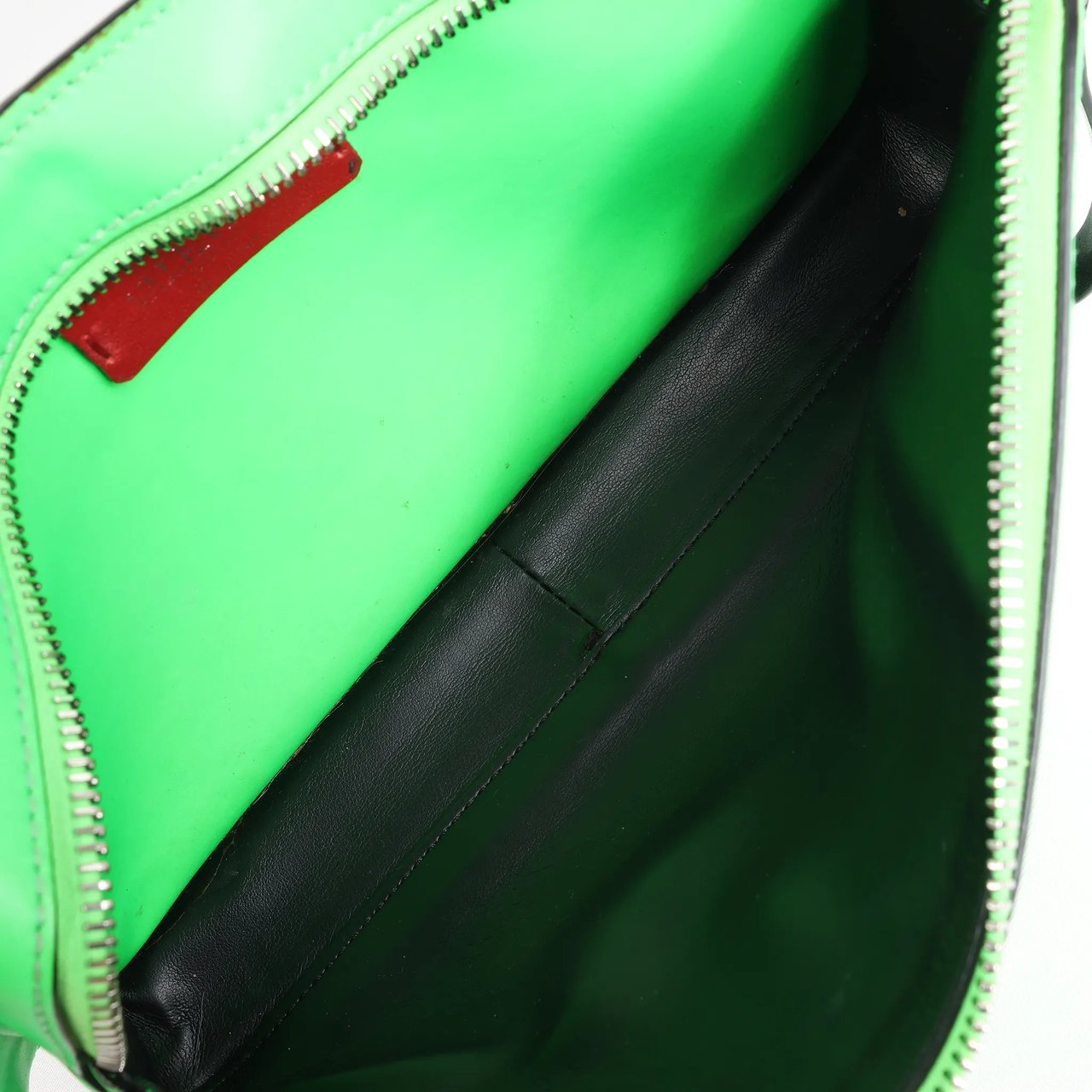 Valentino Garavani Valentino Garavani VLTN Leather Belt Bag in Green Groen