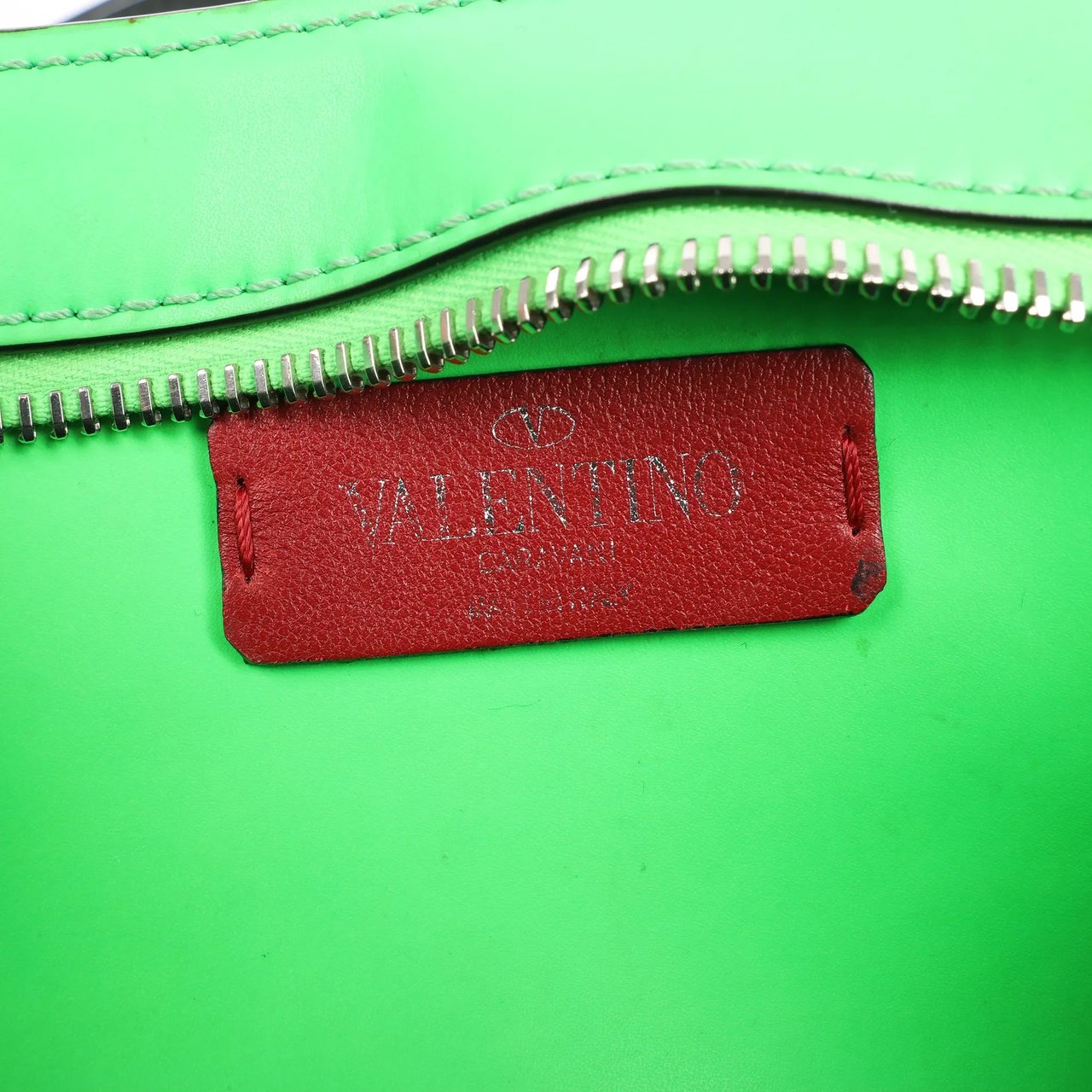 Valentino Garavani Valentino Garavani VLTN Leather Belt Bag in Green Groen