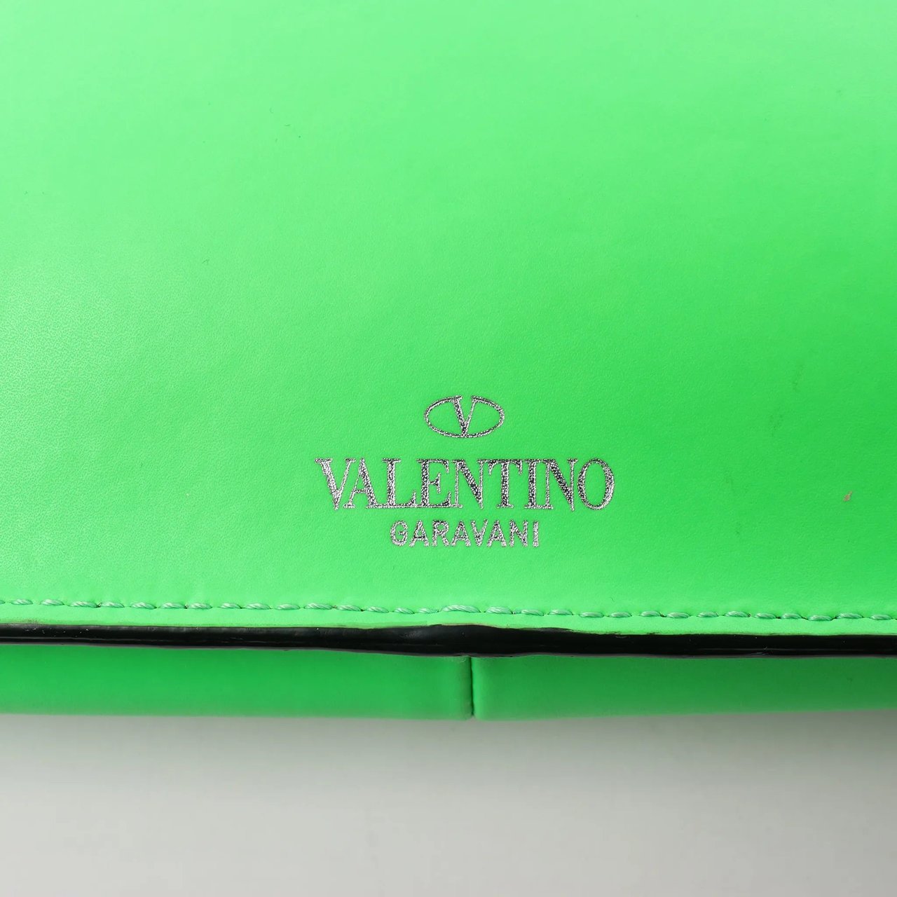 Valentino Garavani Valentino Garavani VLTN Leather Belt Bag in Green Groen