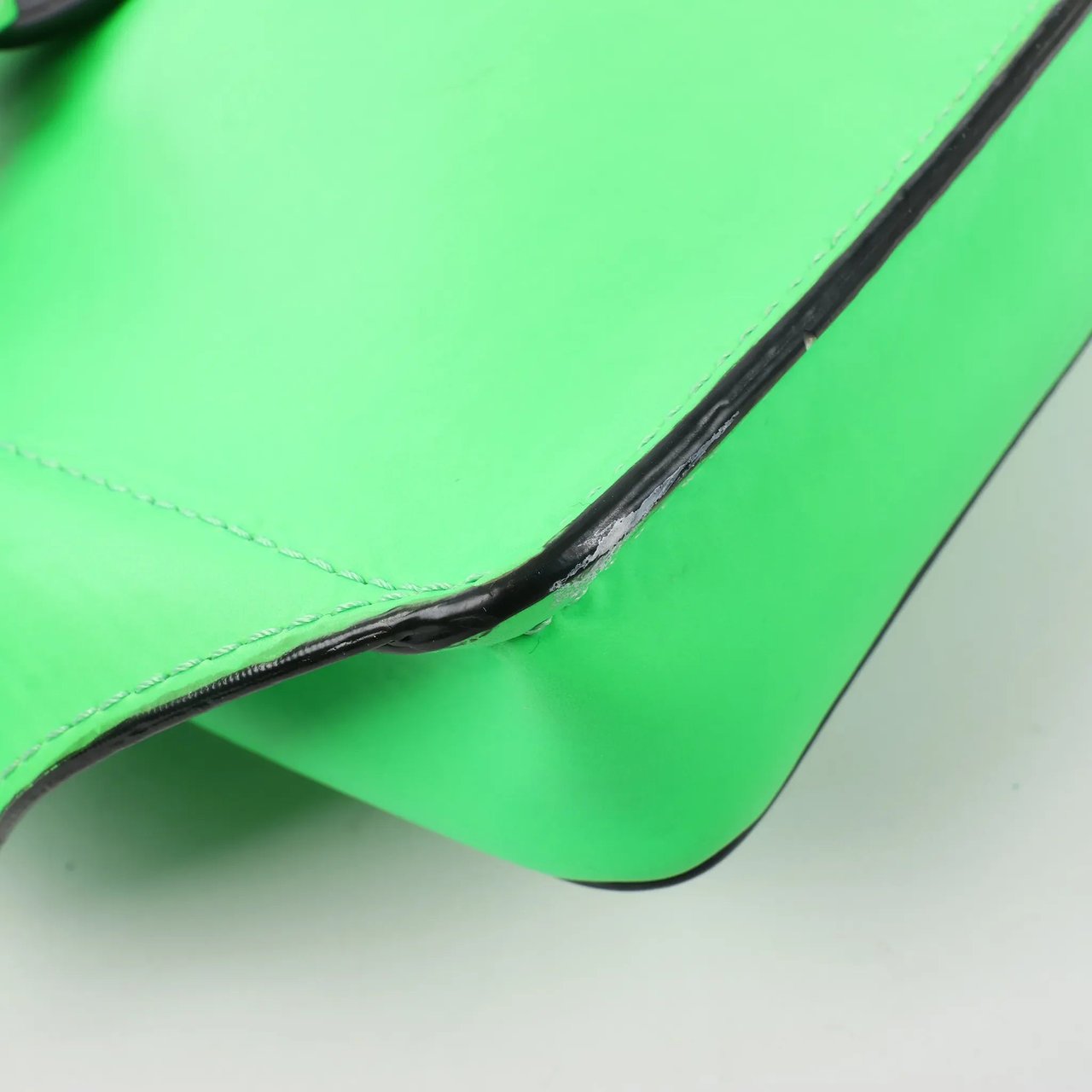 Valentino Garavani Valentino Garavani VLTN Leather Belt Bag in Green Groen