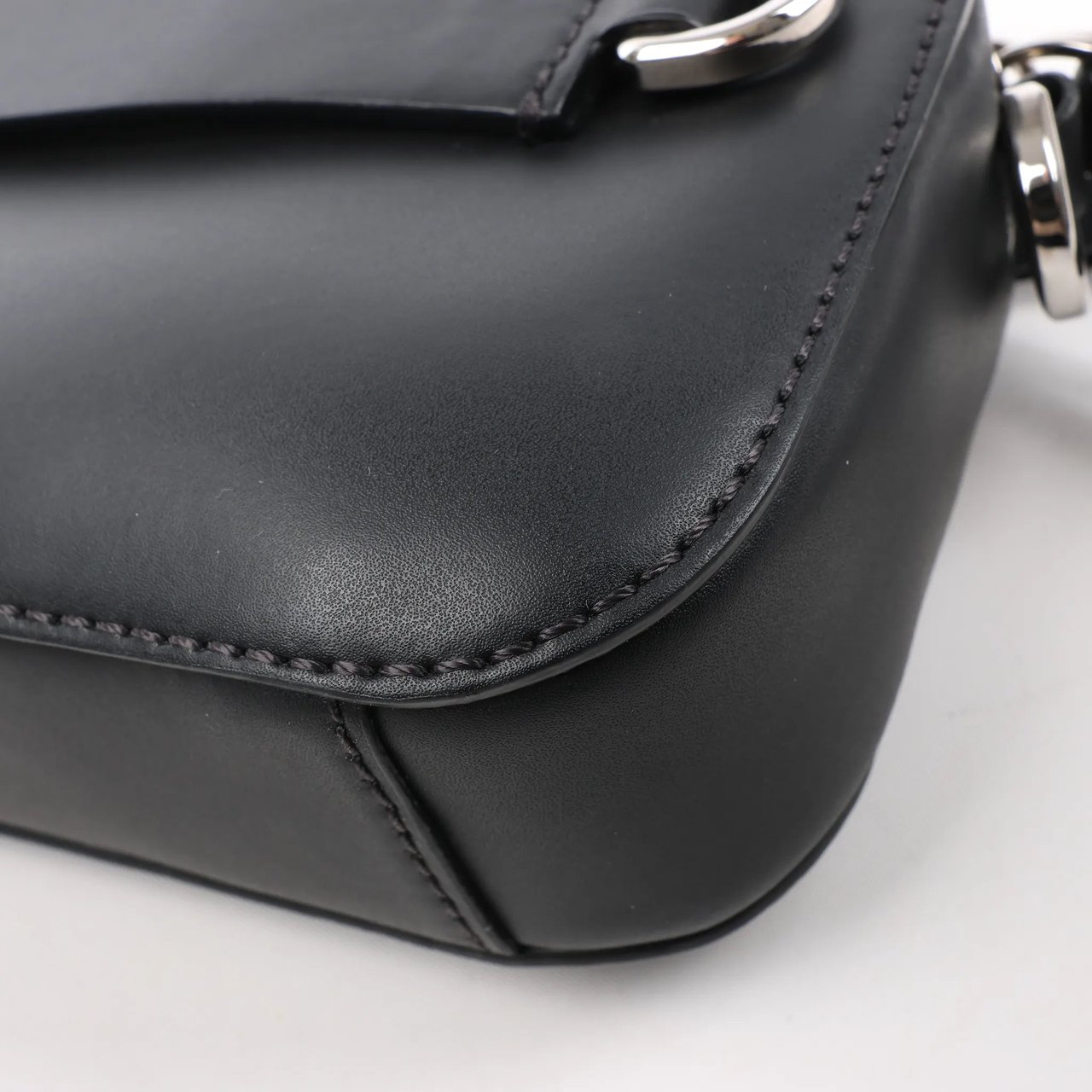Valentino Garavani Valentino Garavani VLTN Leather Shoulder Bag in Black Zwart