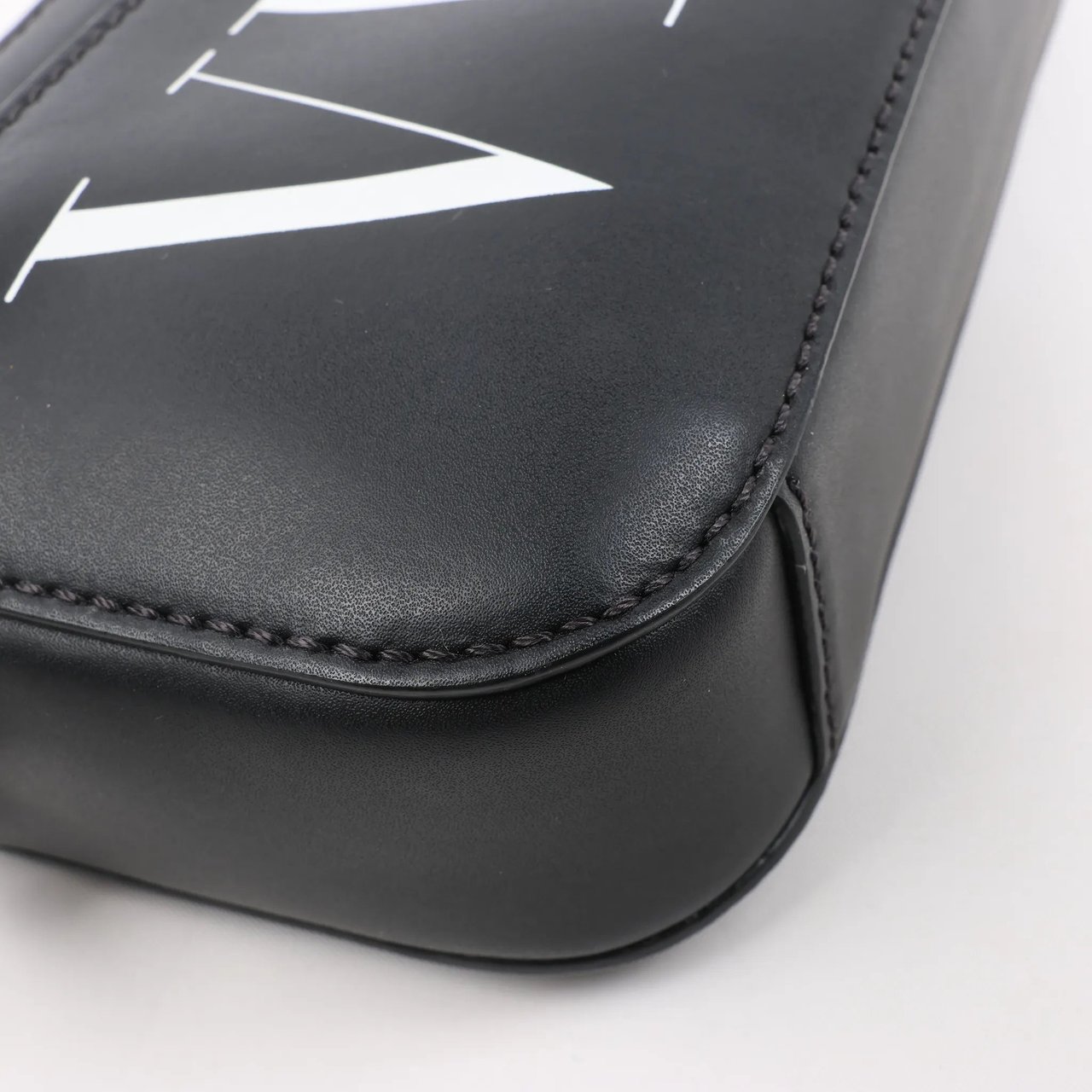 Valentino Garavani Valentino Garavani VLTN Leather Shoulder Bag in Black Zwart