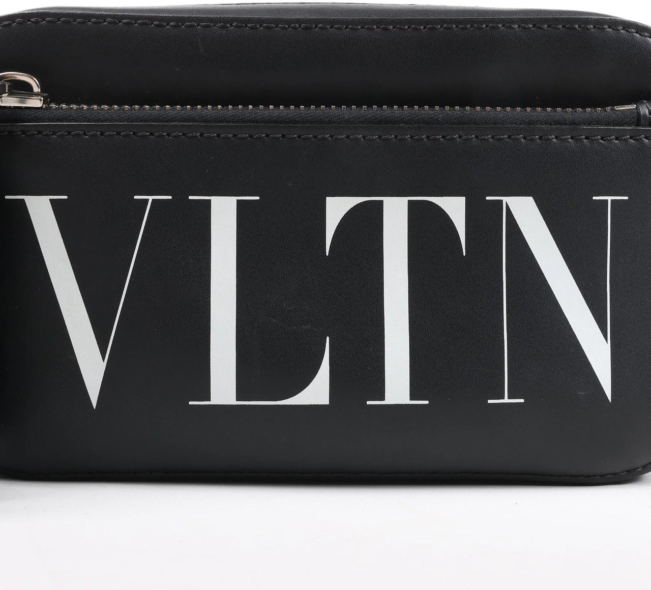 Valentino Garavani Valentino Garavani VLTN Leather Shoulder Bag in Black Zwart