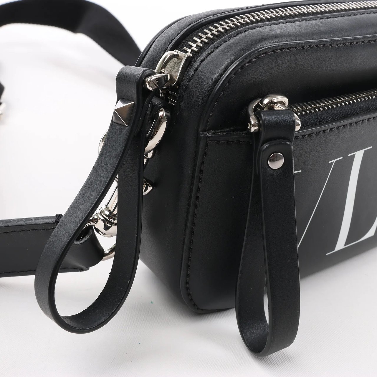 Valentino Garavani Valentino Garavani VLTN Leather Shoulder Bag in Black Zwart