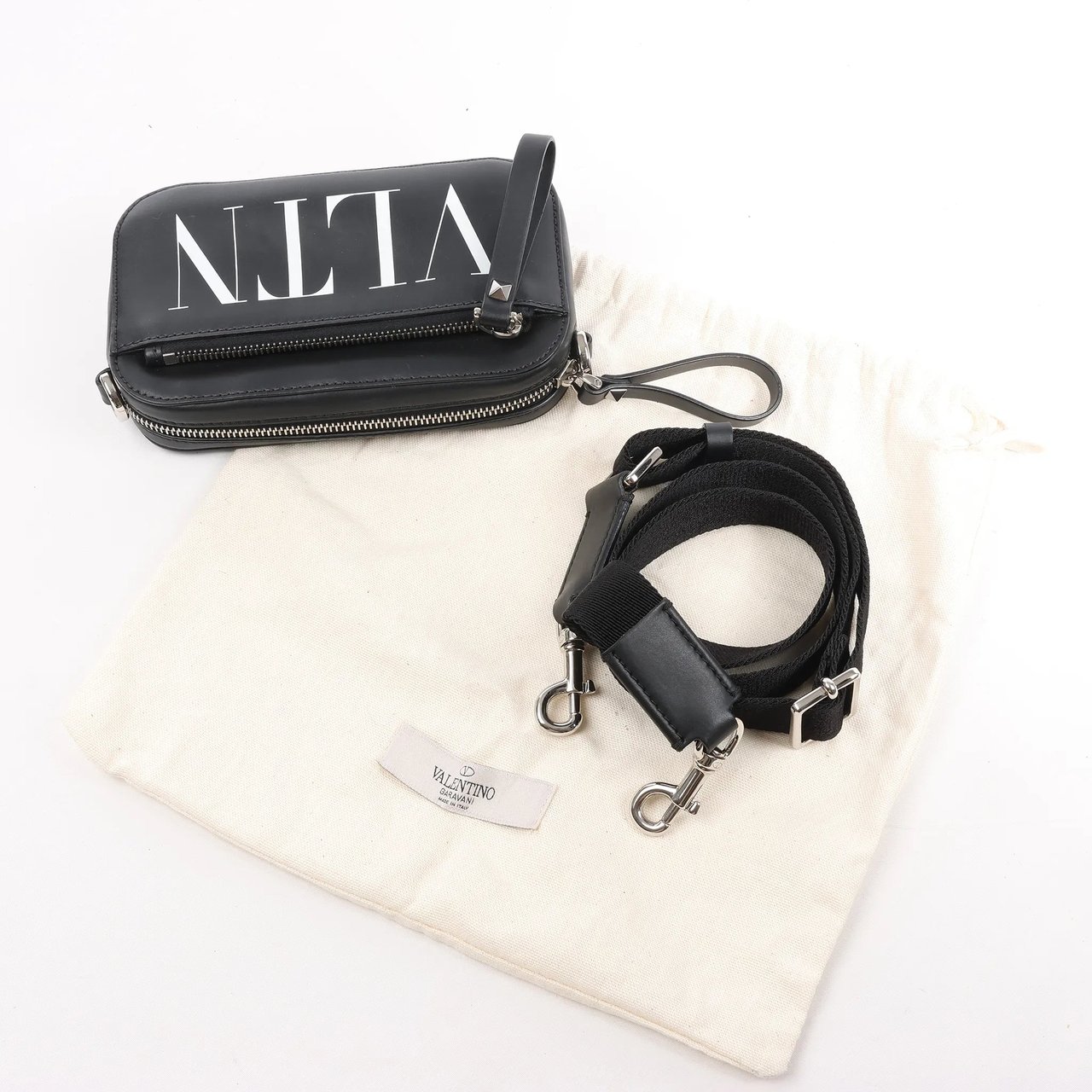 Valentino Garavani Valentino Garavani VLTN Leather Shoulder Bag in Black Zwart
