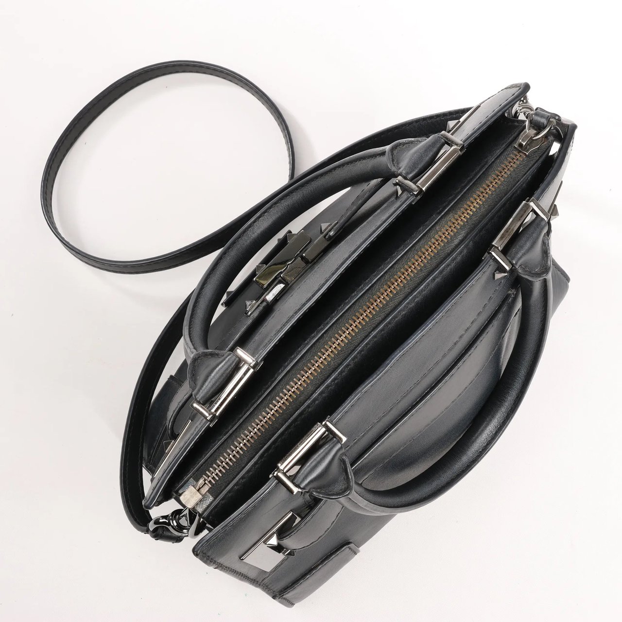 Valentino Garavani Valentino Garavani Rockstud Leather 2Way Handbag in Black Zwart