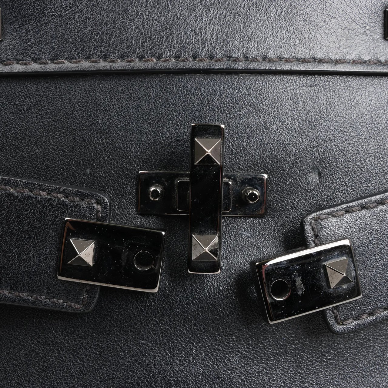 Valentino Garavani Valentino Garavani Rockstud Leather 2Way Handbag in Black Zwart