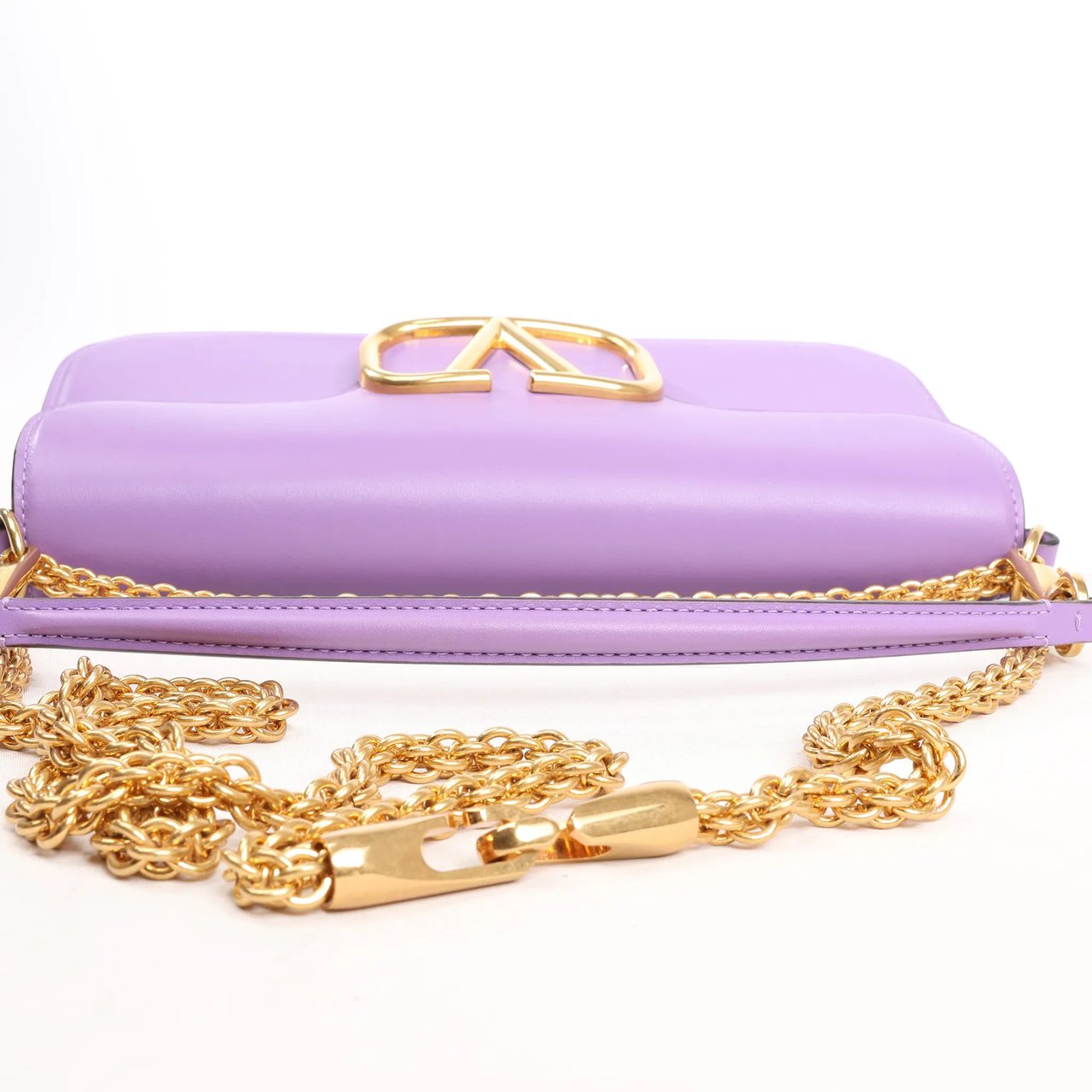 Valentino Garavani Valentino Garavani VLogo Loco 2Way Chain Handbag in Purple Paars