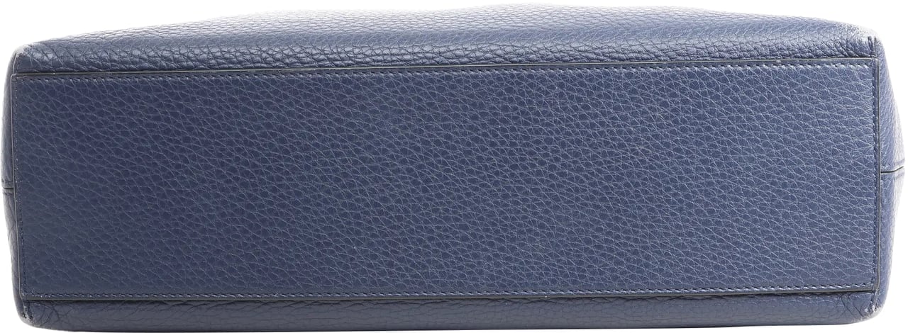 Valentino Garavani Valentino Garavani Rockstud Leather Shoulder Bag in Navy Blue Blauw