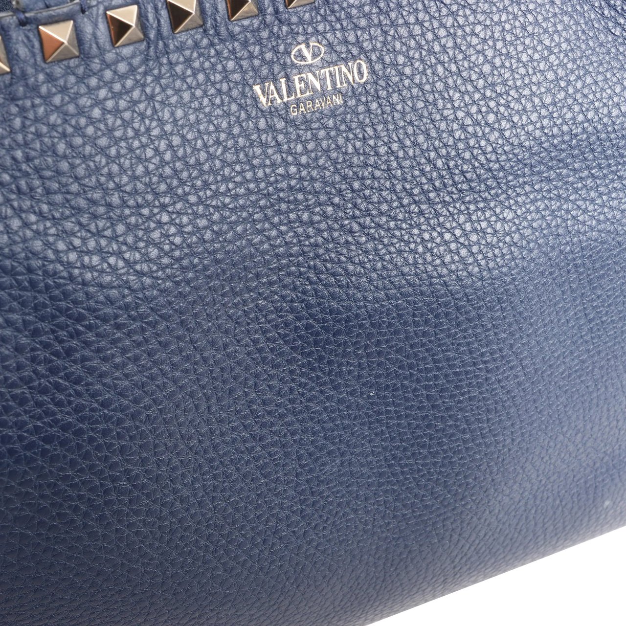 Valentino Garavani Valentino Garavani Rockstud Leather Shoulder Bag in Navy Blue Blauw