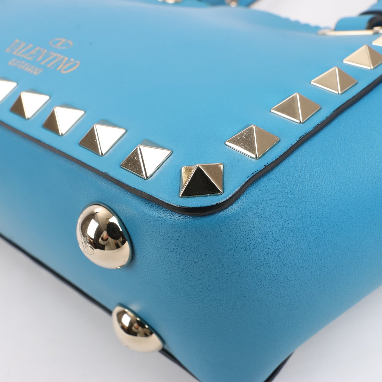 Valentino Garavani Valentino Garavani Rockstud Mini Leather 2Way Handbag in Blue Blauw