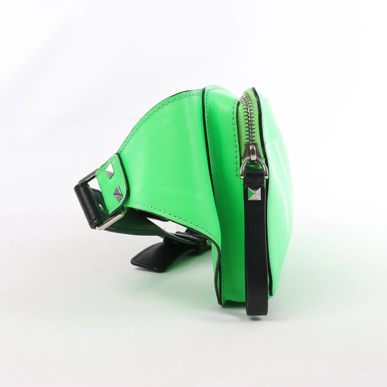 Valentino Garavani Valentino Garavani VLTN Leather Belt Bag in Green Groen