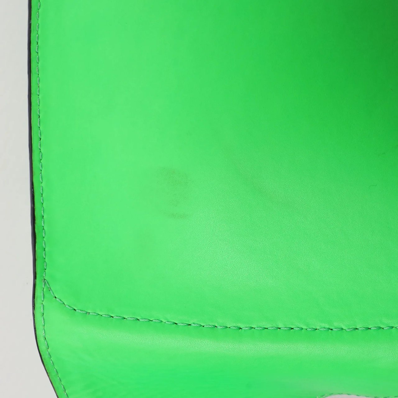 Valentino Garavani Valentino Garavani VLTN Leather Belt Bag in Green Groen