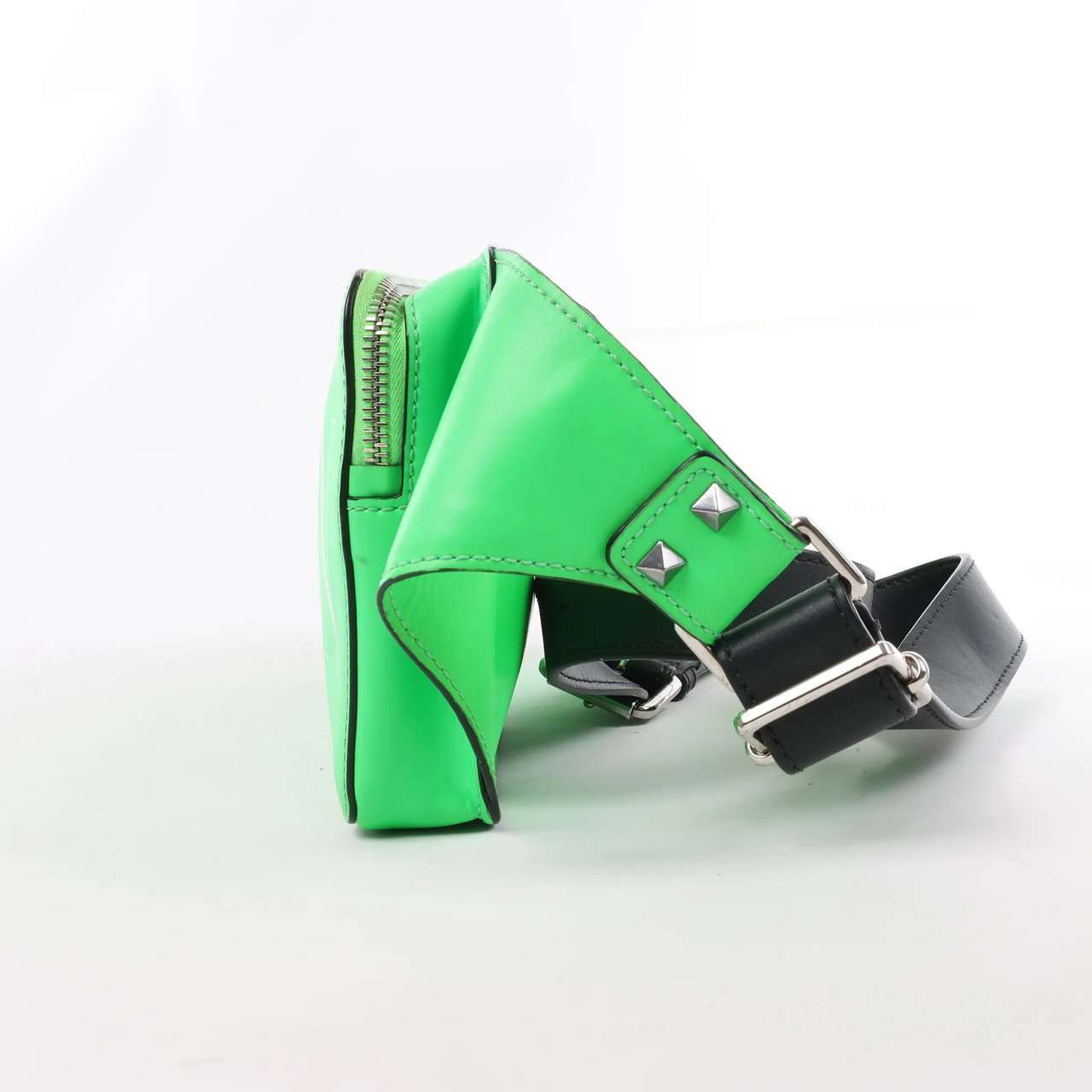 Valentino Garavani Valentino Garavani VLTN Leather Belt Bag in Green Groen