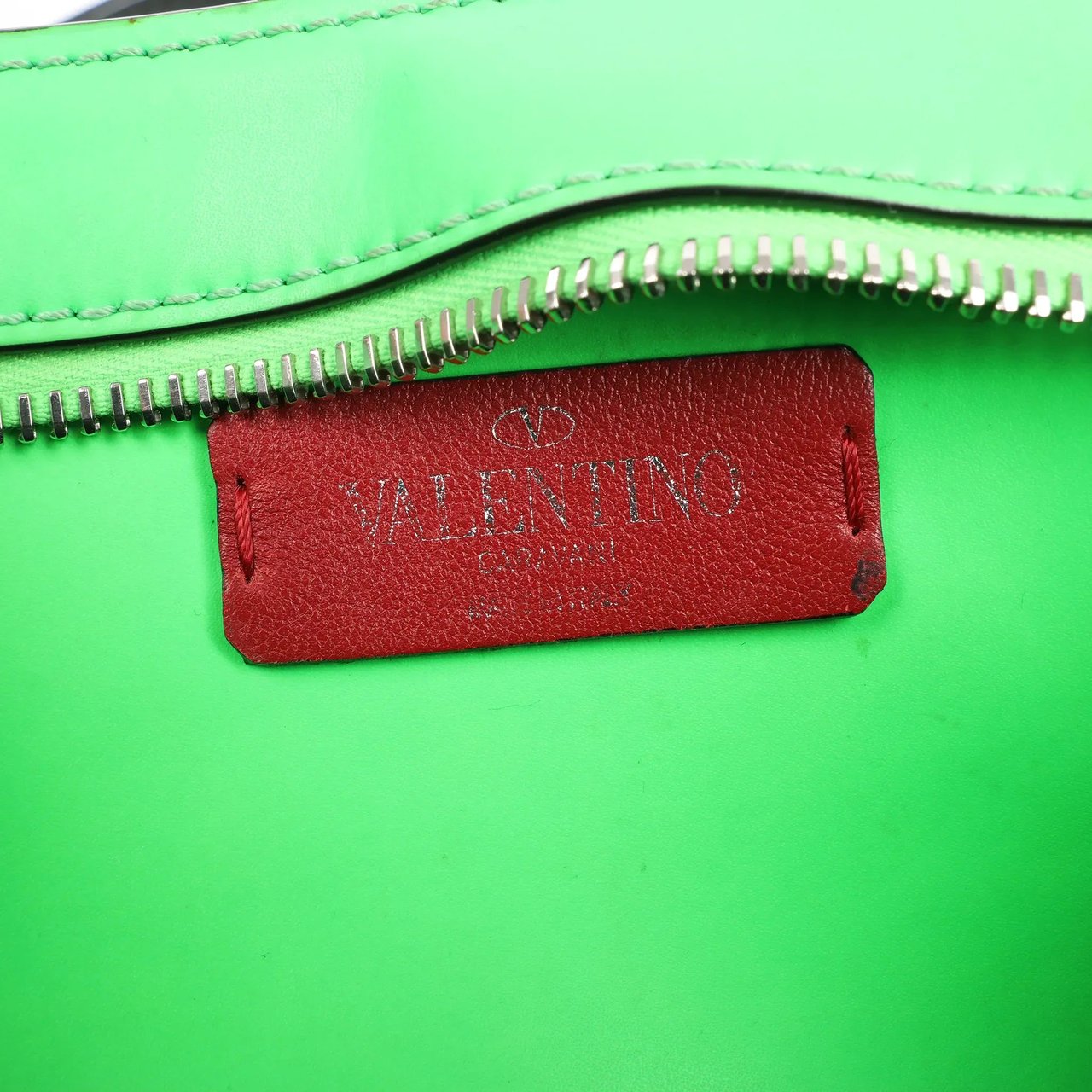 Valentino Garavani Valentino Garavani VLTN Leather Belt Bag in Green Groen