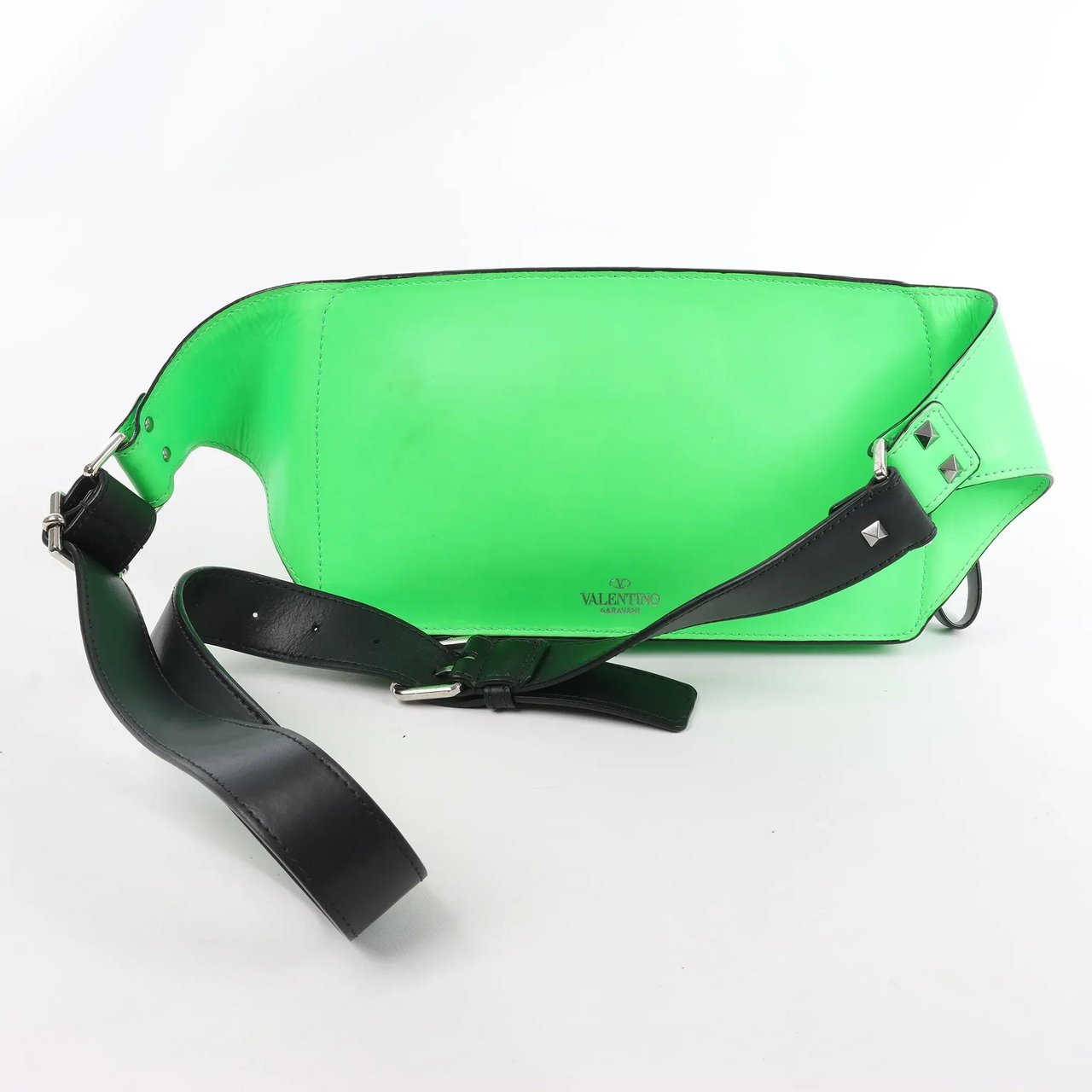 Valentino Garavani Valentino Garavani VLTN Leather Belt Bag in Green Groen