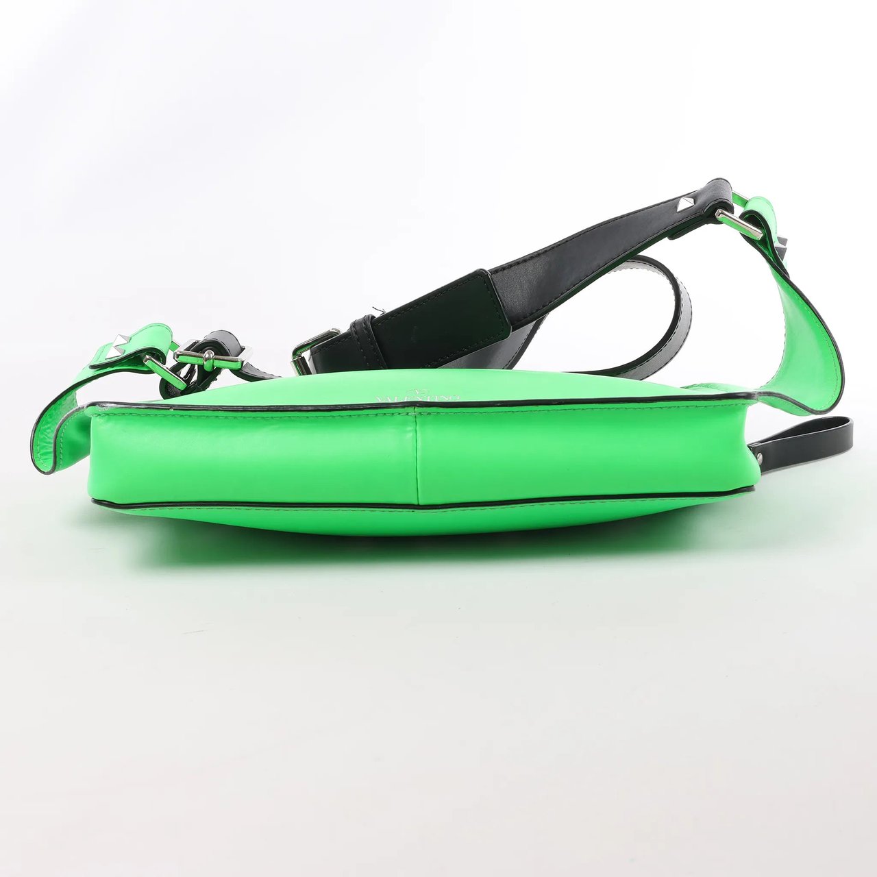 Valentino Garavani Valentino Garavani VLTN Leather Belt Bag in Green Groen