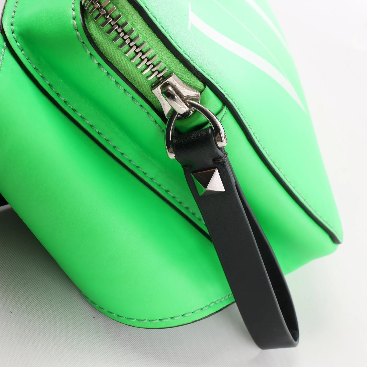 Valentino Garavani Valentino Garavani VLTN Leather Belt Bag in Green Groen