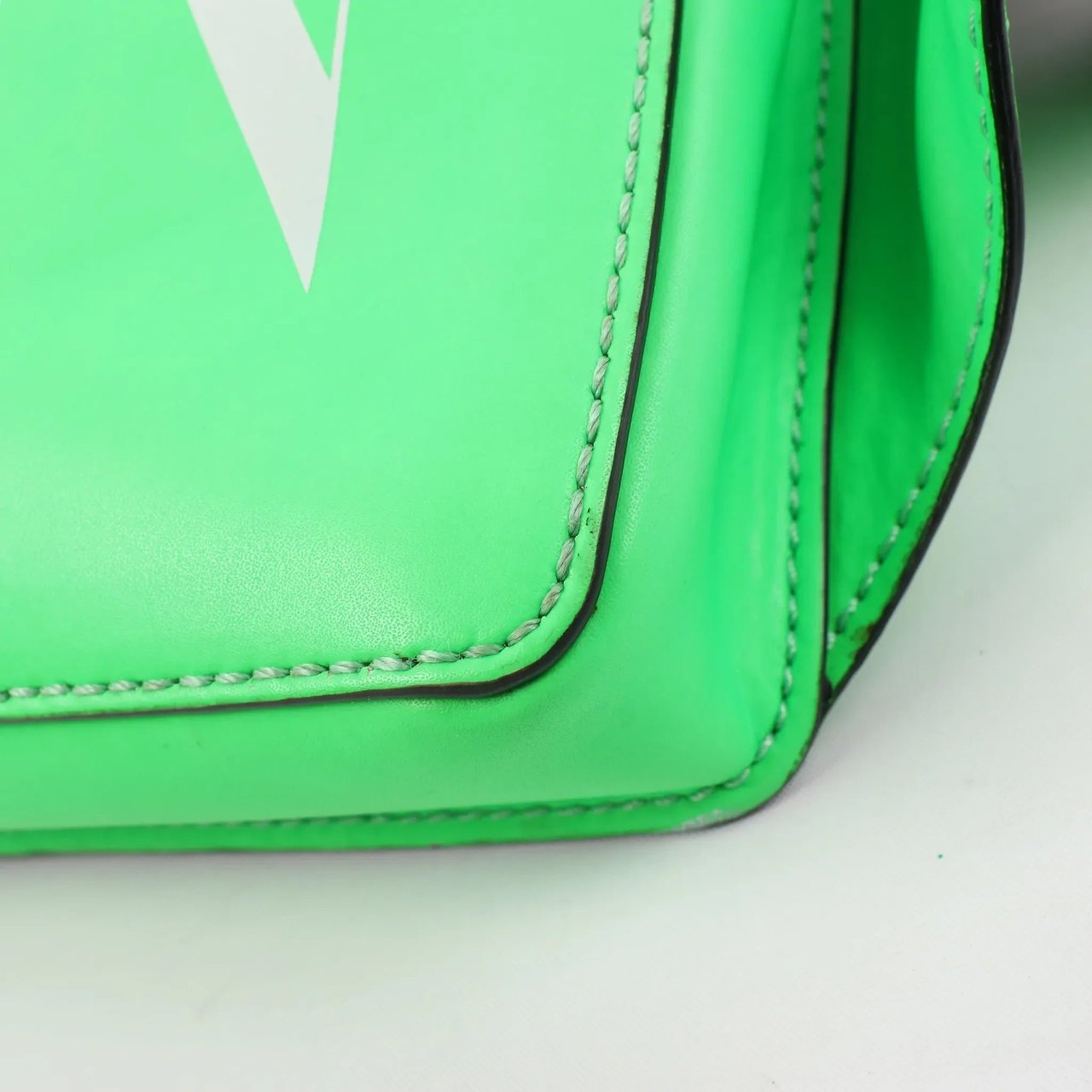 Valentino Garavani Valentino Garavani VLTN Leather Belt Bag in Green Groen