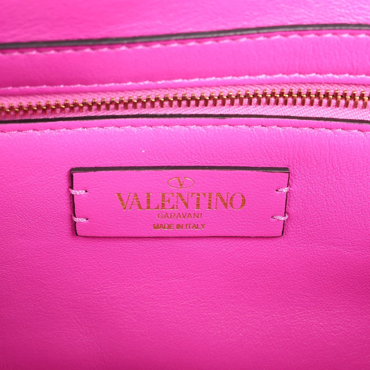 Valentino Garavani Valentino Garavani Roman Studs Leather 2-way Crossbody Bag in Pink Roze