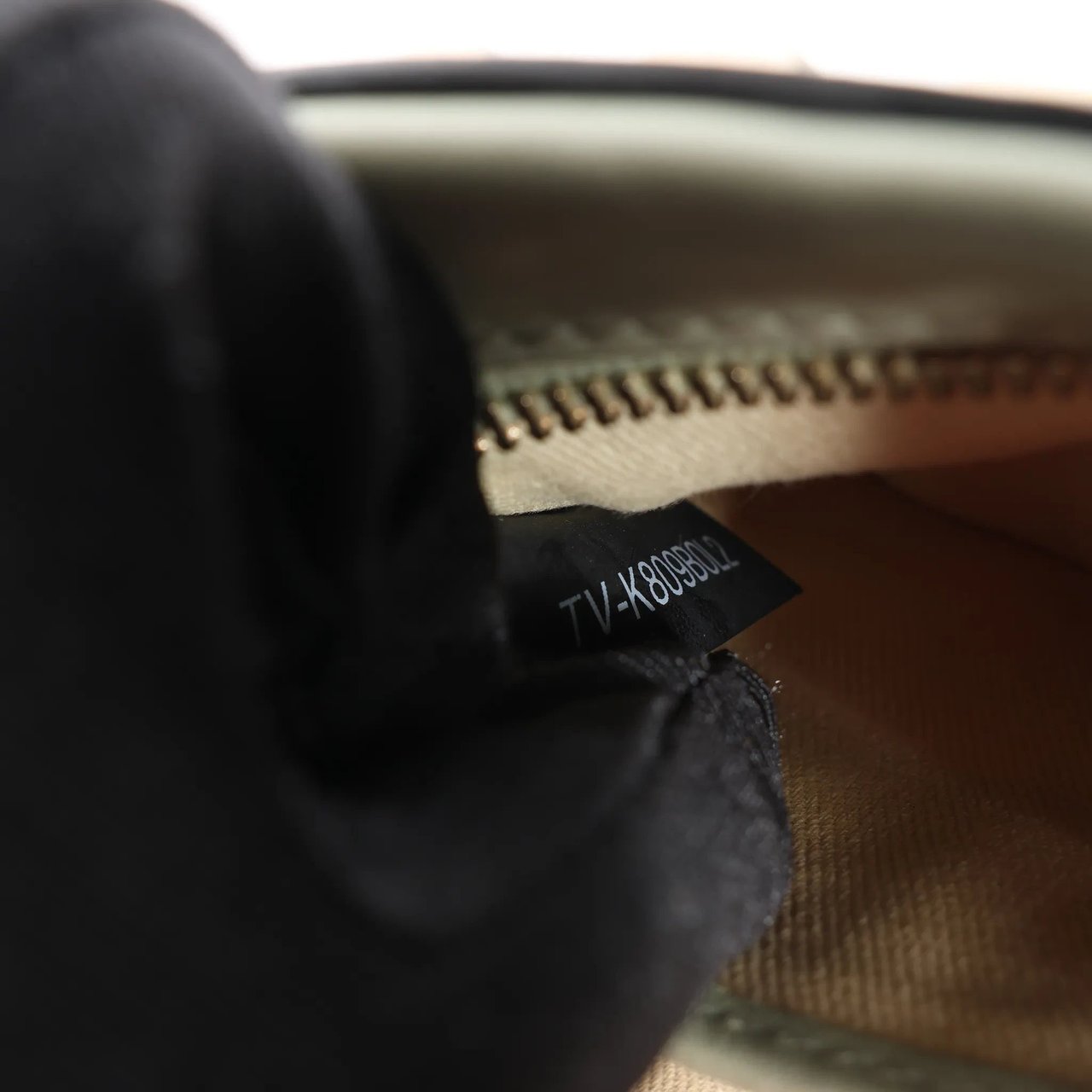 Valentino Garavani Valentino Garavani Rockstuds Leather Crossbody bag in Green Divers