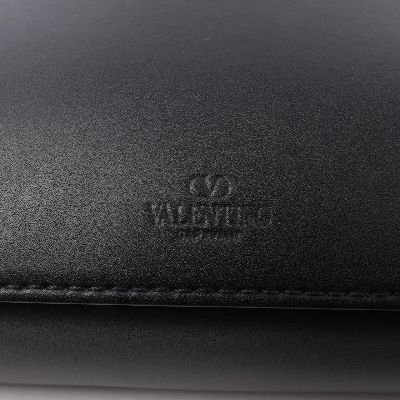 Valentino Garavani Valentino Garavani VLTN Leather Shoulder Bag in Black Zwart