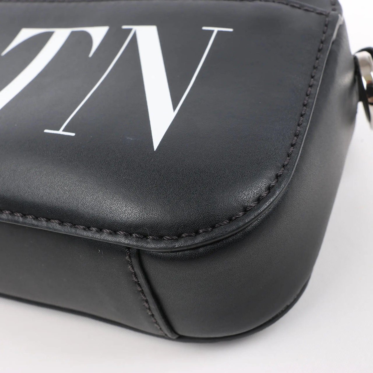 Valentino Garavani Valentino Garavani VLTN Leather Shoulder Bag in Black Zwart