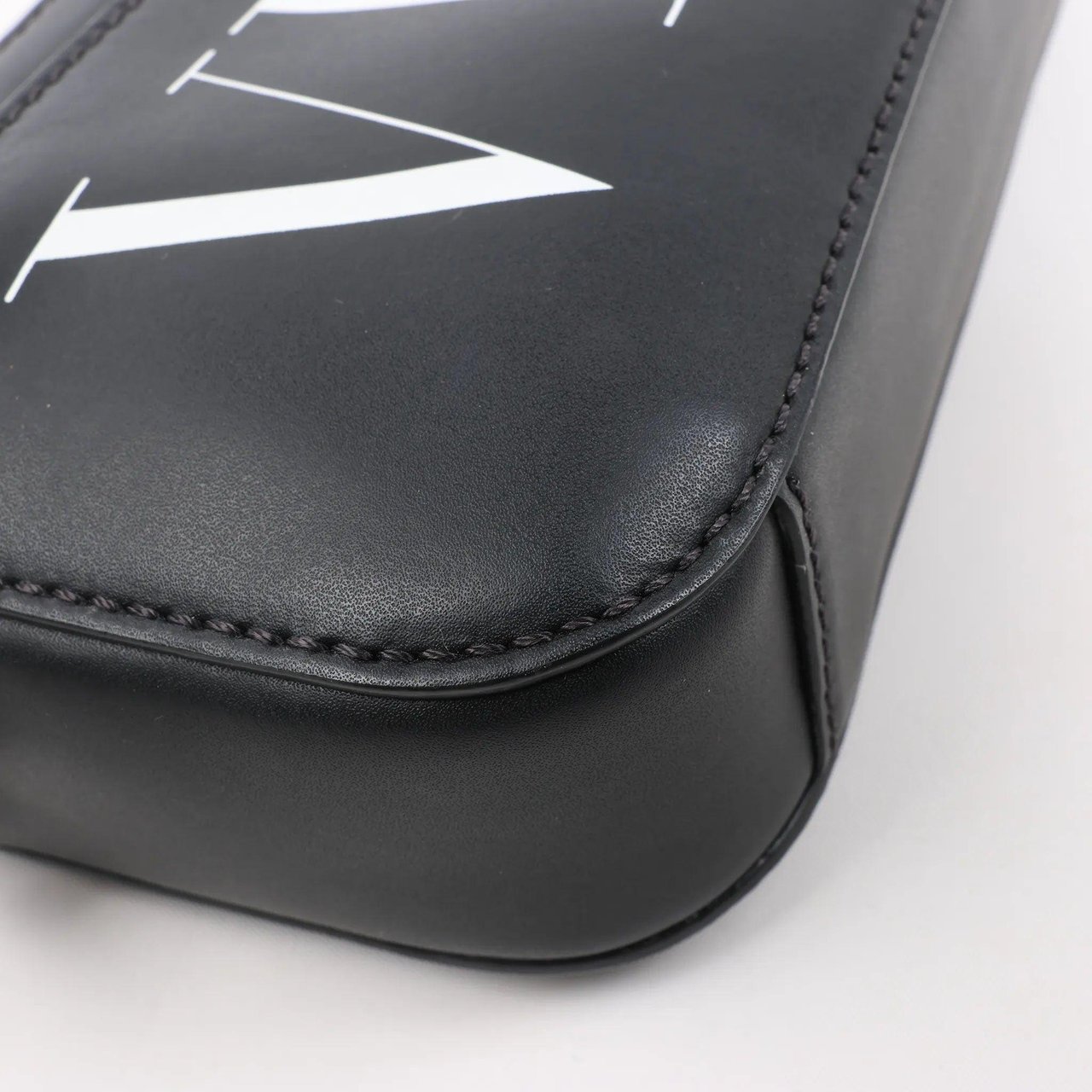 Valentino Garavani Valentino Garavani VLTN Leather Shoulder Bag in Black Zwart