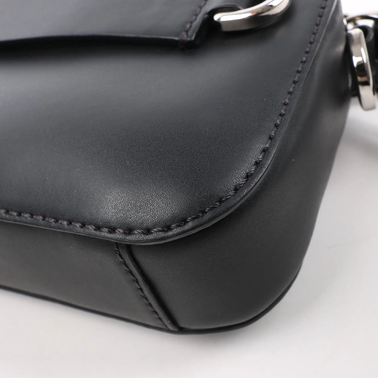Valentino Garavani Valentino Garavani VLTN Leather Shoulder Bag in Black Zwart