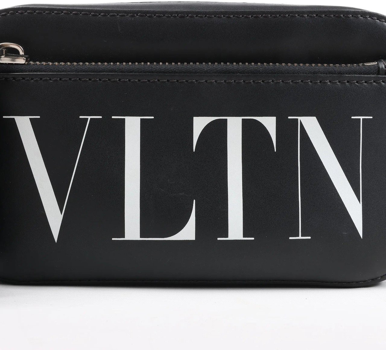 Valentino Garavani Valentino Garavani VLTN Leather Shoulder Bag in Black Zwart