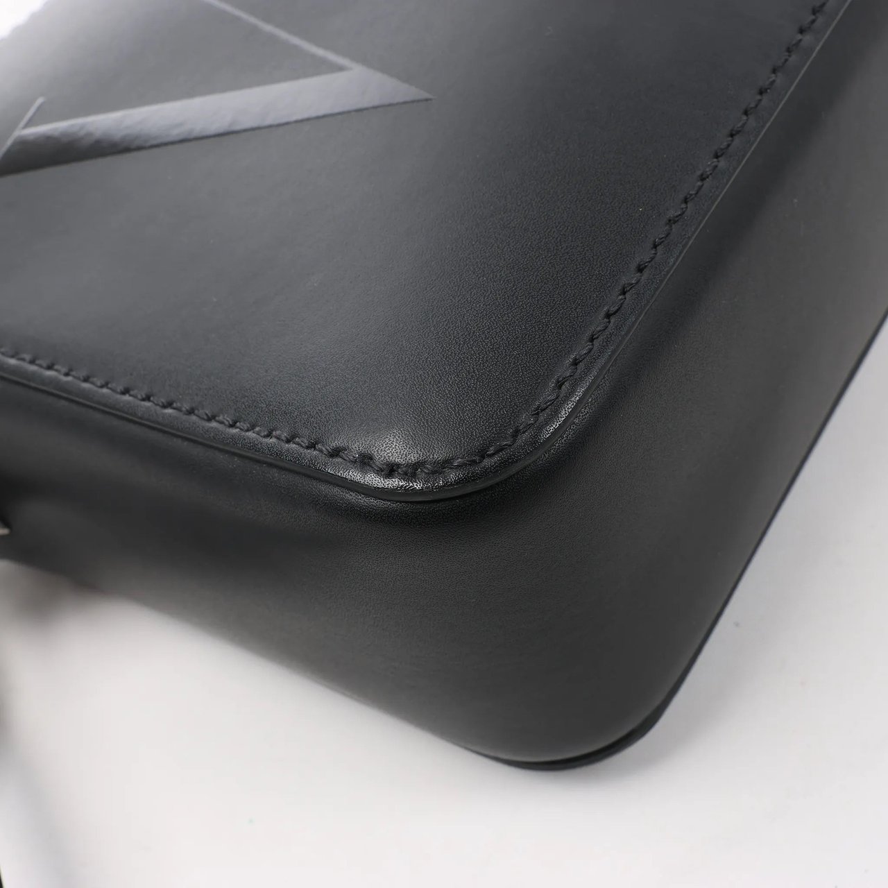 Valentino Garavani VLTN Leather Shoulder Bag in Black Zwart