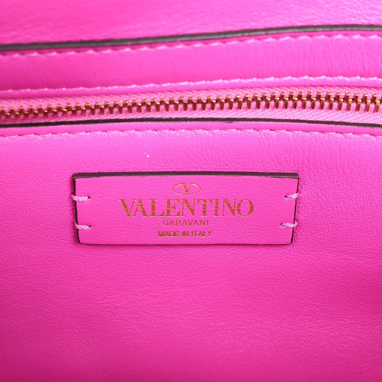 Valentino Garavani Roman Studs Leather 2-way Crossbody Bag in Pink Roze