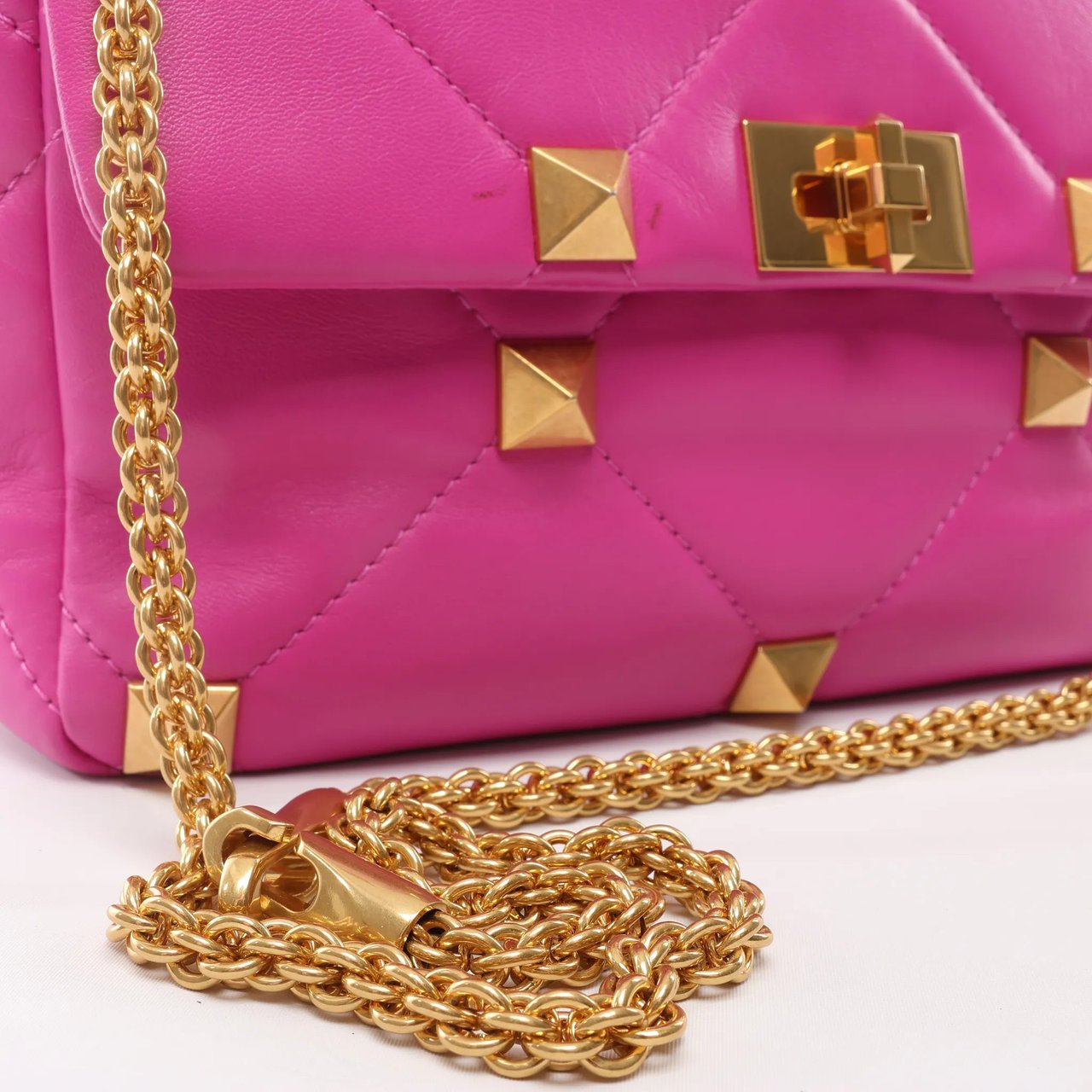 Valentino Garavani Roman Studs Leather 2-way Crossbody Bag in Pink Roze