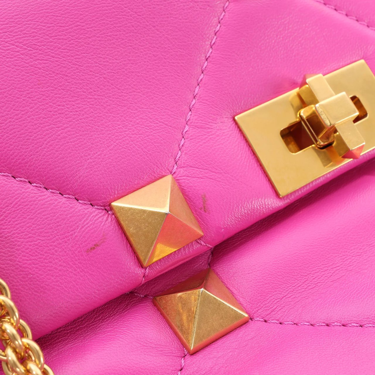 Valentino Garavani Roman Studs Leather 2-way Crossbody Bag in Pink Roze