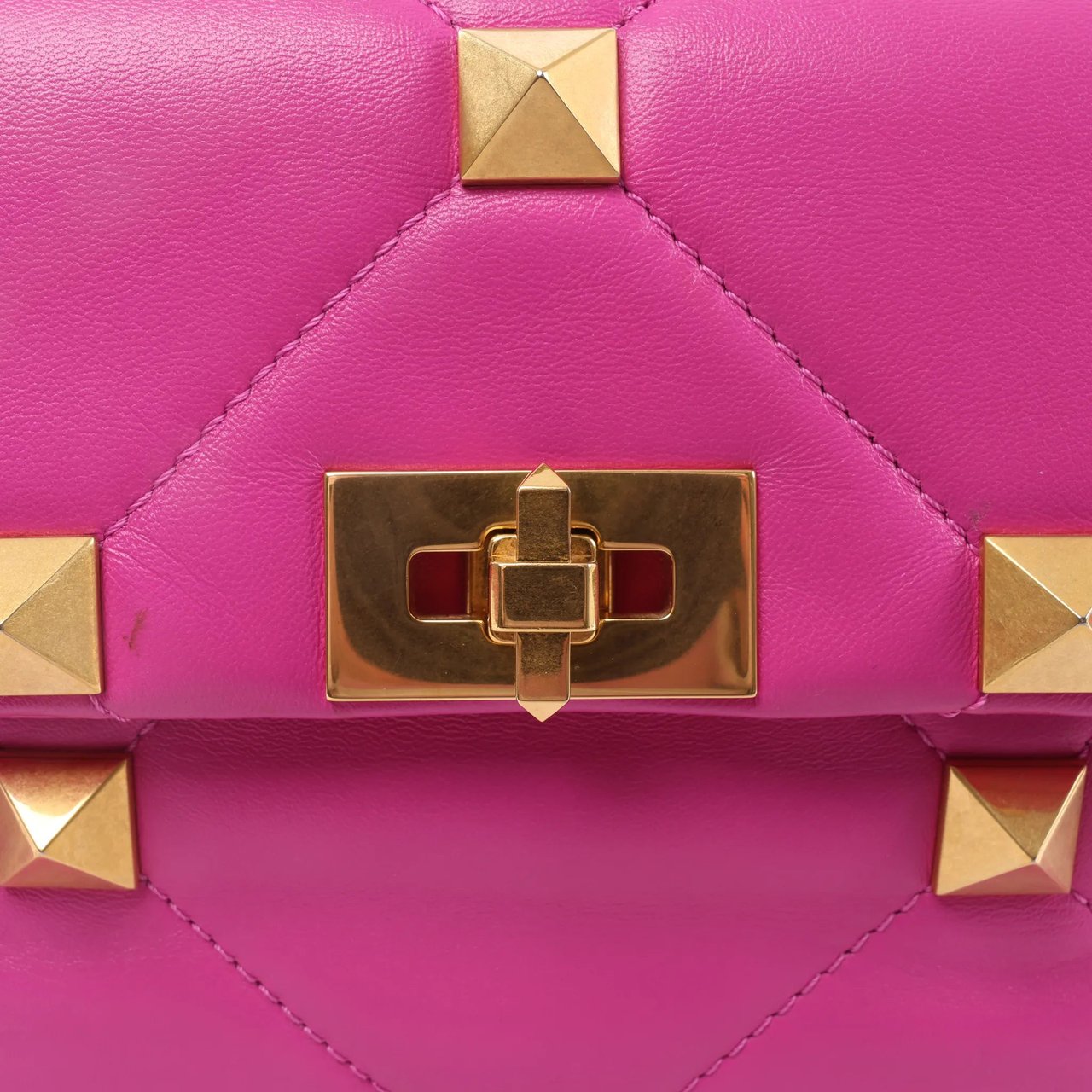 Valentino Garavani Roman Studs Leather 2-way Crossbody Bag in Pink Roze