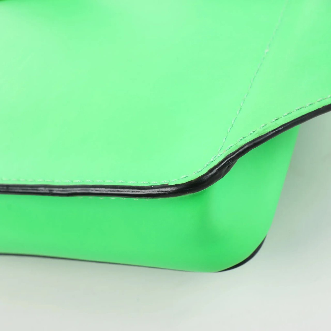 Valentino Garavani Valentino Garavani VLTN Leather Belt Bag in Green Groen