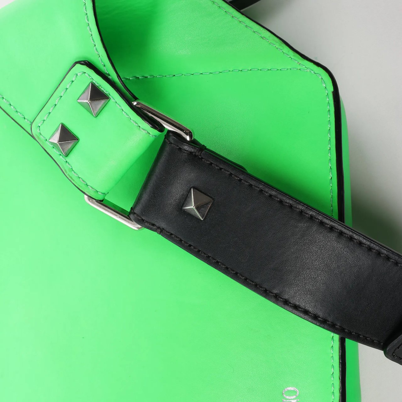 Valentino Garavani Valentino Garavani VLTN Leather Belt Bag in Green Groen