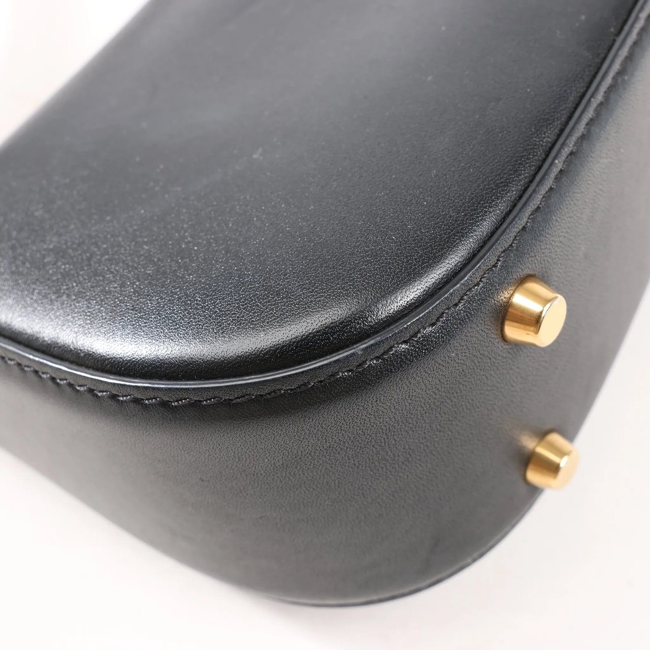 Valentino Garavani VLogo Leather Shoulder bag in Black Zwart
