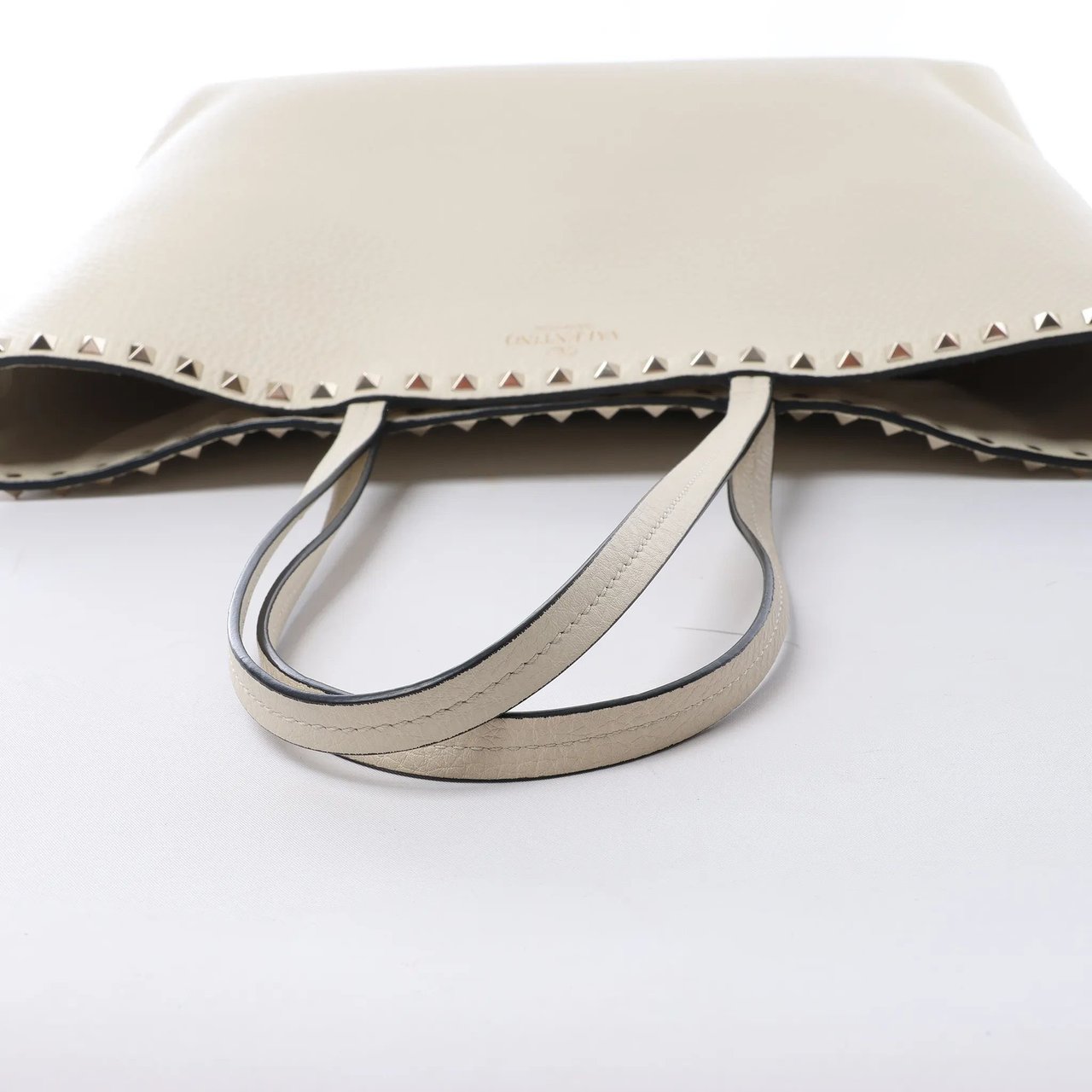 Valentino Garavani Rockstud Leather Shoulder Bag in Ecru Divers