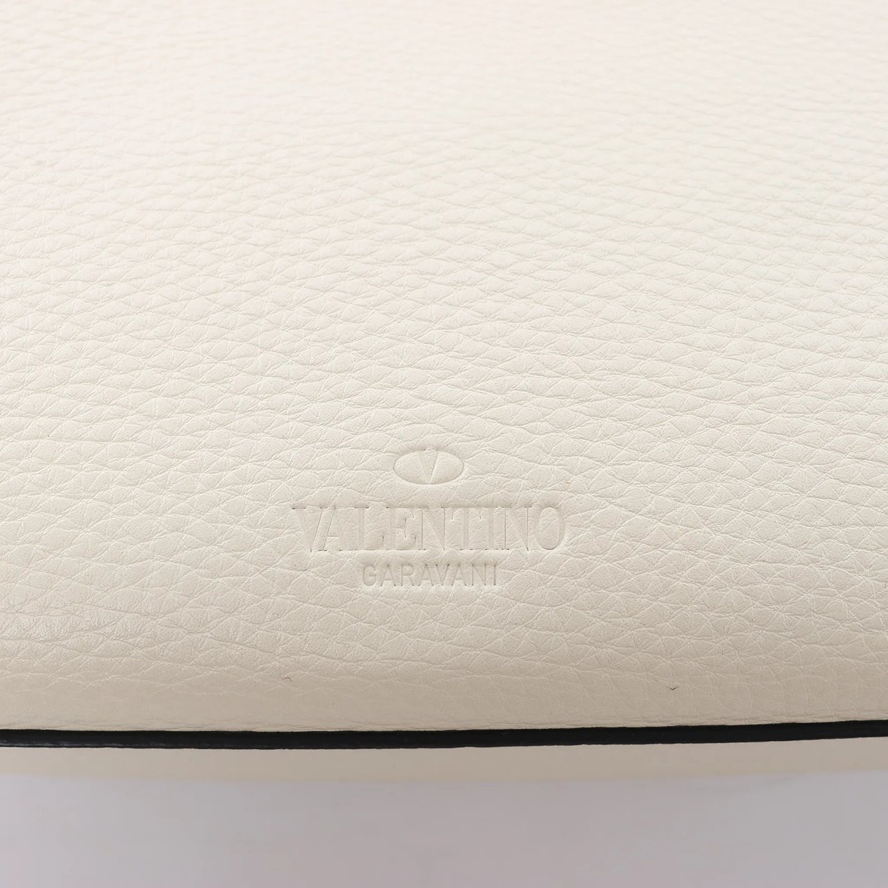 Valentino Garavani Rockstud Leather Shoulder Bag in Ecru Divers