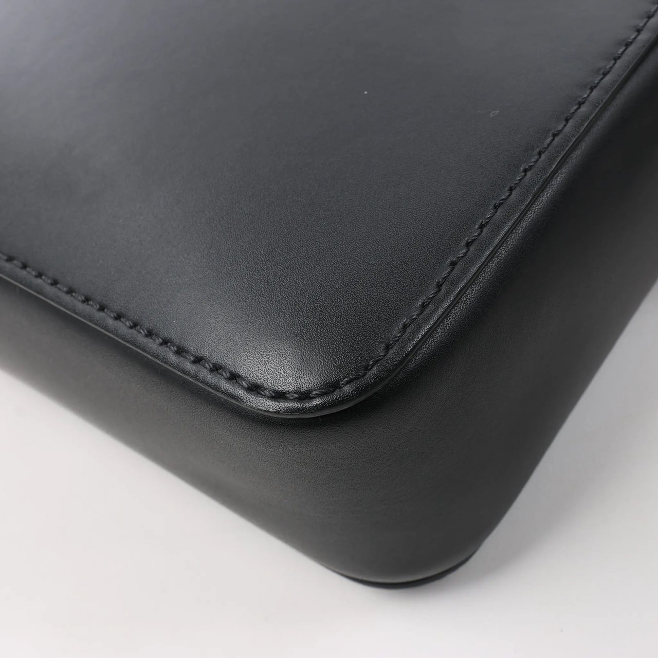 Valentino Garavani VLTN Leather Shoulder Bag in Black Zwart